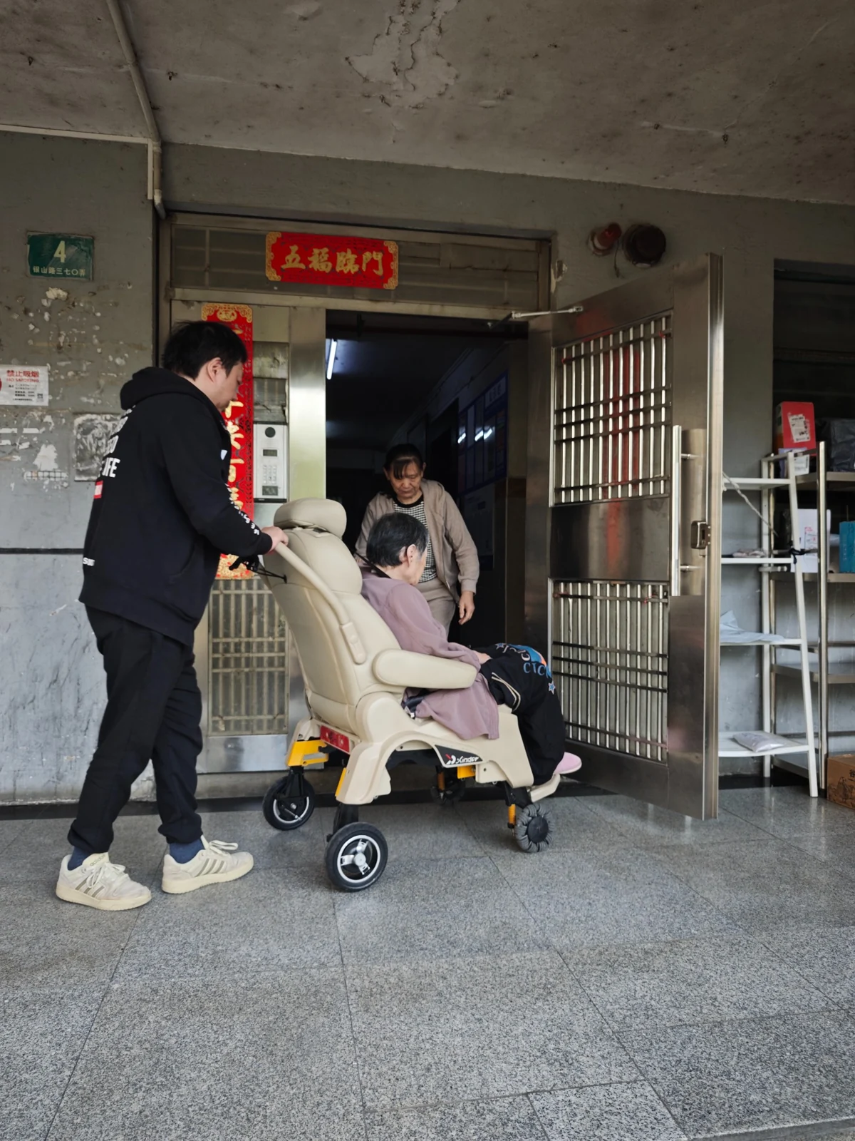 社区接送现场
