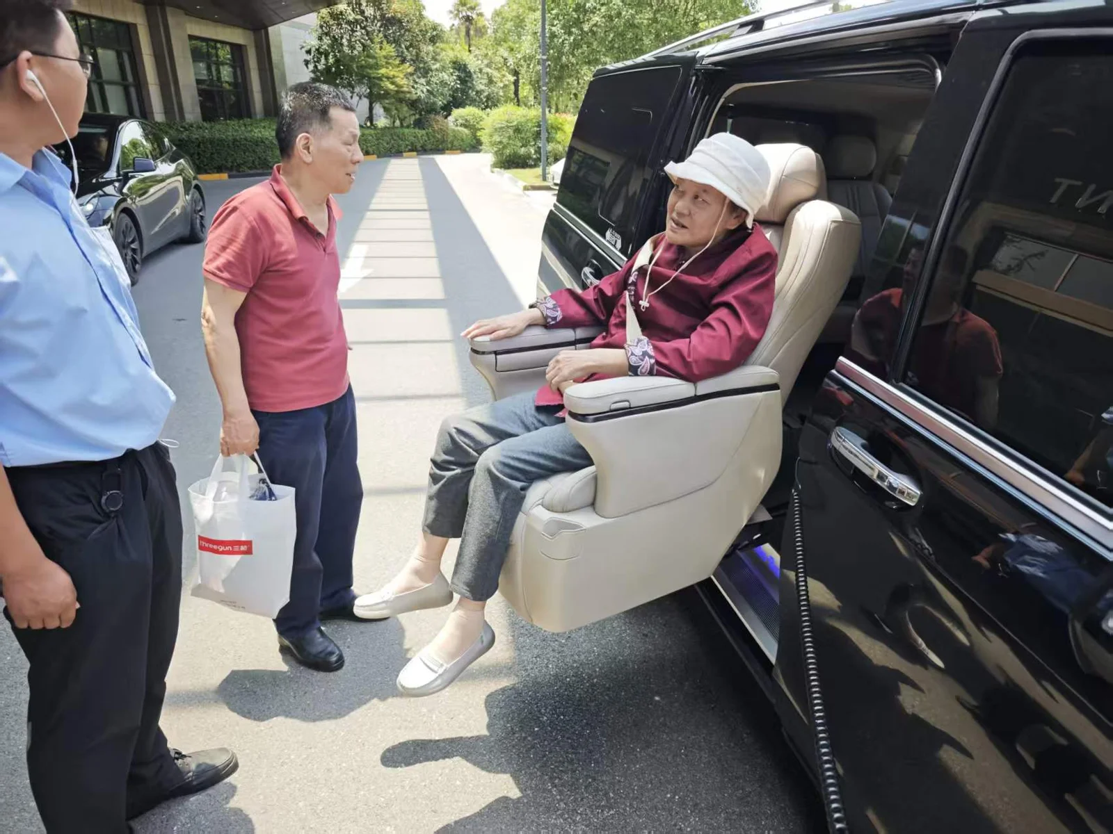 陪同上下车